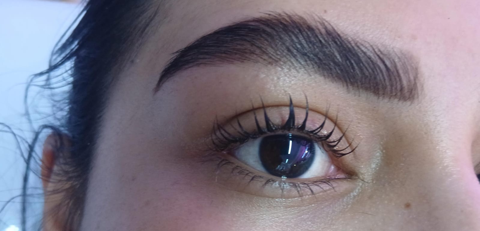 Detalle real de ceja y pestañas de una foto publicada en Google Business de Glamourus